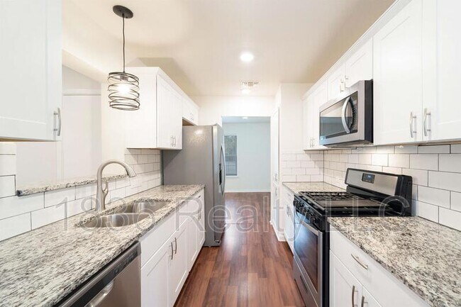 Building Photo - 3401 Santa Monica Dr