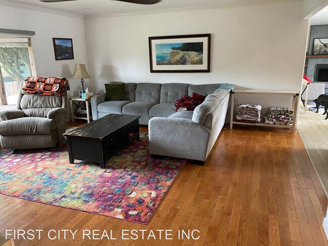 Building Photo - 4 br, 2 bath House - 15190 Oak Hills Drive