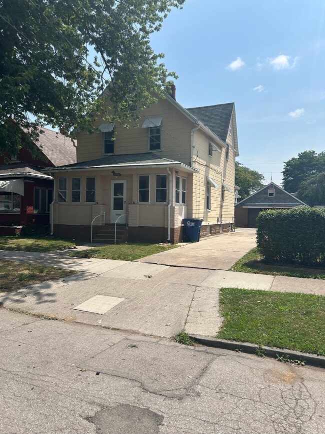Building Photo - 1854 Genesee St
