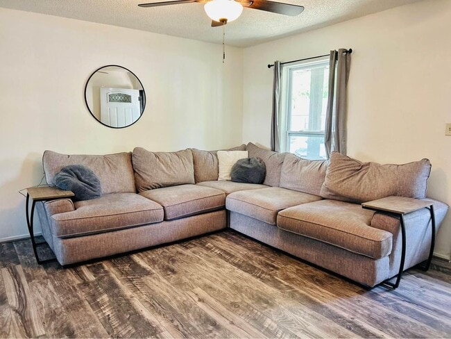 Building Photo - 7812 Oak Forest Dr