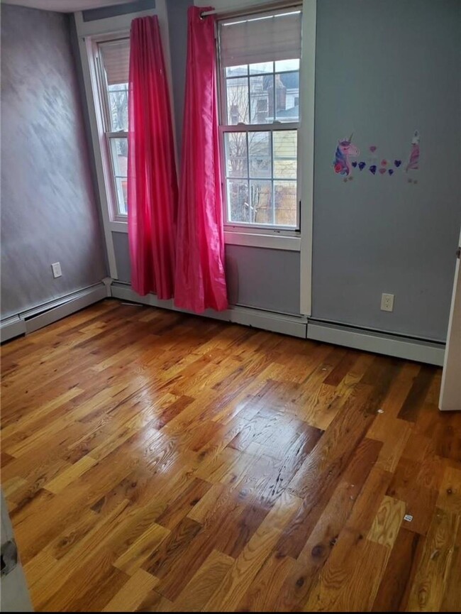 Building Photo - 830 E 220th St