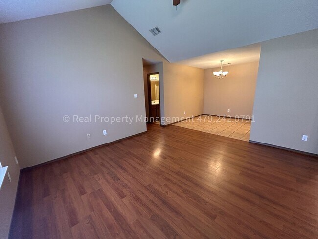 Foto del edificio - MOVE IN SPECIAL! - HALF OFF MOVE IN RENT!