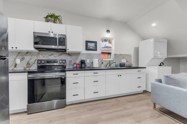 Building Photo - Stylish Furnished Home with Yard & All Bills Included