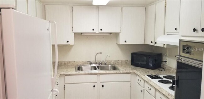 Building Photo - 2459 Columbia Dr