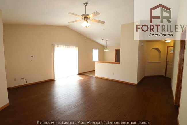 Building Photo - Town house for rent!