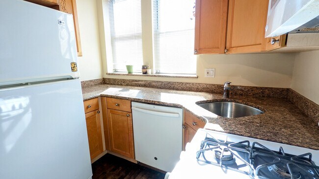 Building Photo - 3313 W Wilson Ave