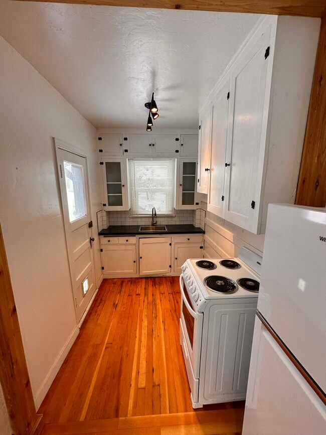 Foto del edificio - 2445 Custer Ave