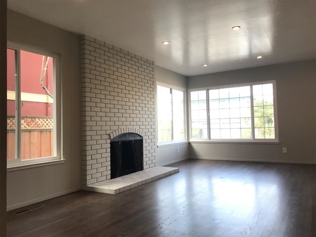 Building Photo - 2801 Chabot Dr