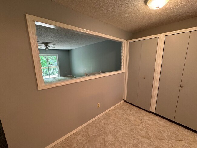 Building Photo - Great  Duplex in Southeast Springfield !