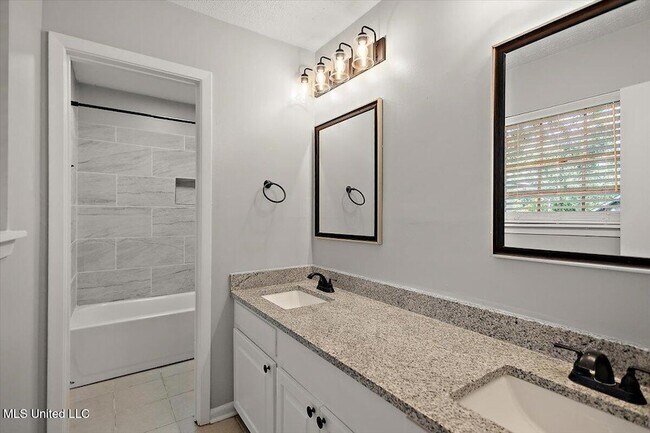 Building Photo - 36 Pebble Hill Dr
