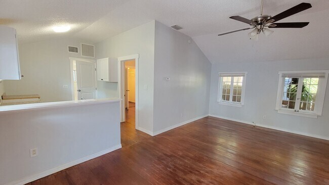 Building Photo - Cottage Style 2 bed/1 bath Home Near Downt...