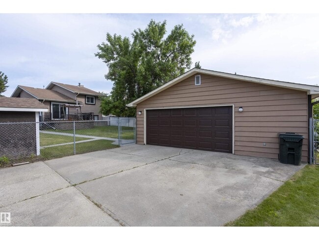 Building Photo - 48 Greystone Crescent