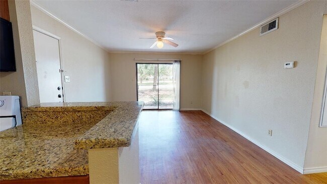 Foto del edificio - 904 University Oaks Blvd