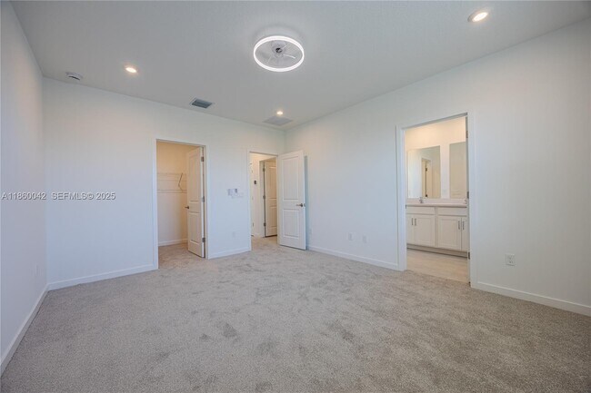 Foto del edificio - 7064 Channing Ave