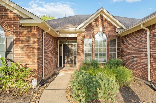 Building Photo - 8615 Saratoga Dr