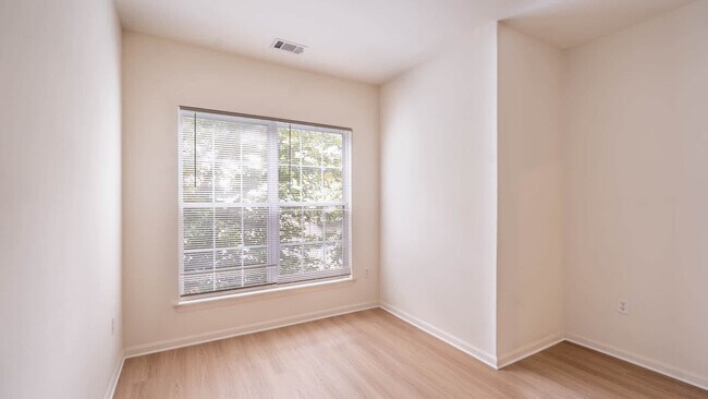 Dormitorio con suelo de superficie dura - Carlyle Mill