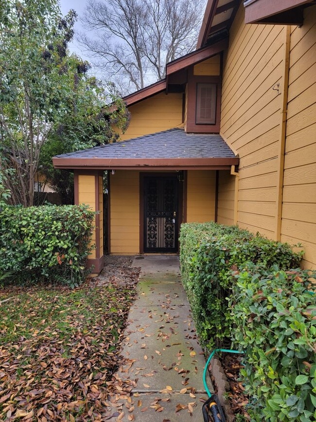 Building Photo - Adorable 3 bedroom 2.5 bath home