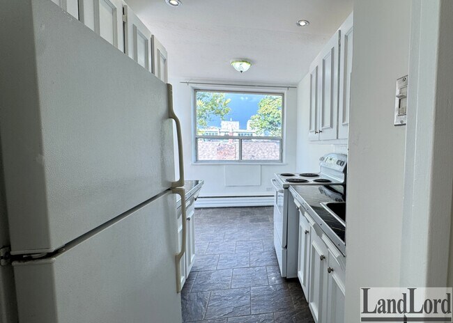 Building Photo - 140 Springhurst Ave