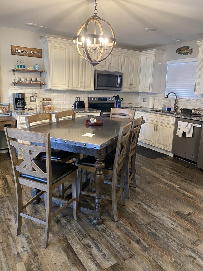 Foto del edificio - 611 Lazy Days Rd