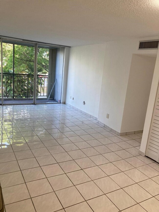 Building Photo - 210 Fontainebleau Blvd