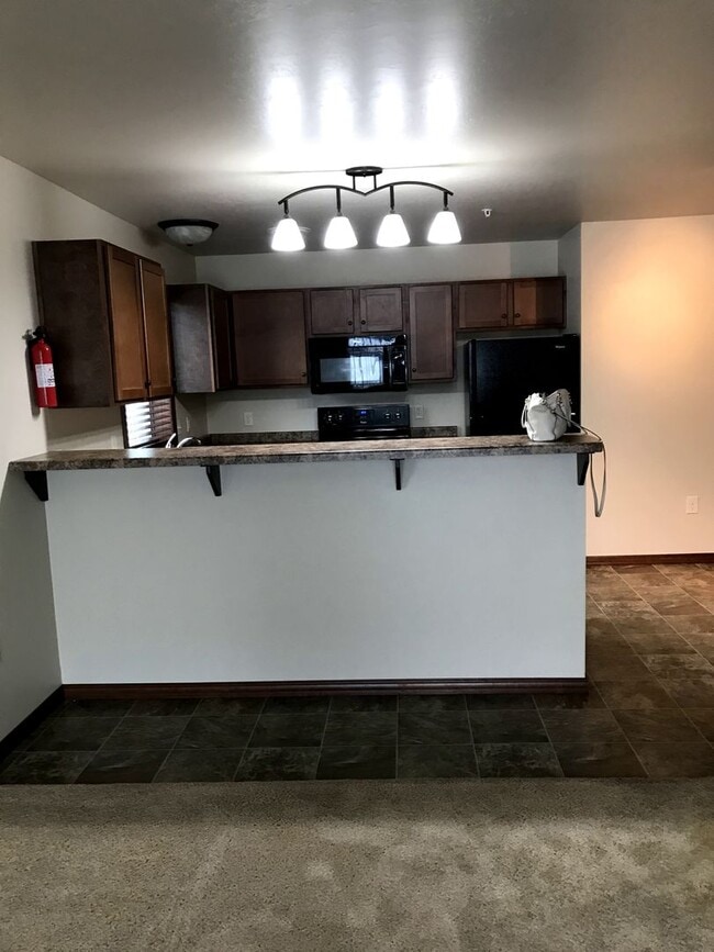Building Photo - 2 Bedroom, 2 Bathroom Lower Available