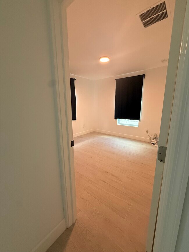 Building Photo - 4724 W Tambay Ave