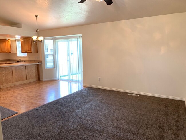 Building Photo - 2 Bed / 2 Bath Townhome w/ 2 Car Garage - ...