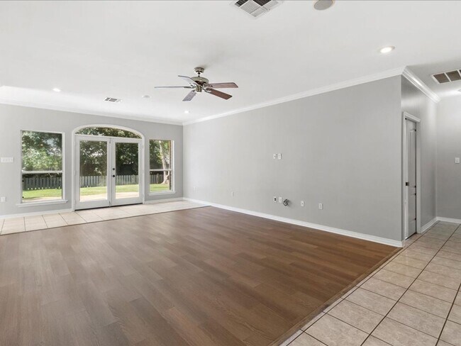 Building Photo - Greenleaves gem 3 bd 2 ba home, fenced yard!