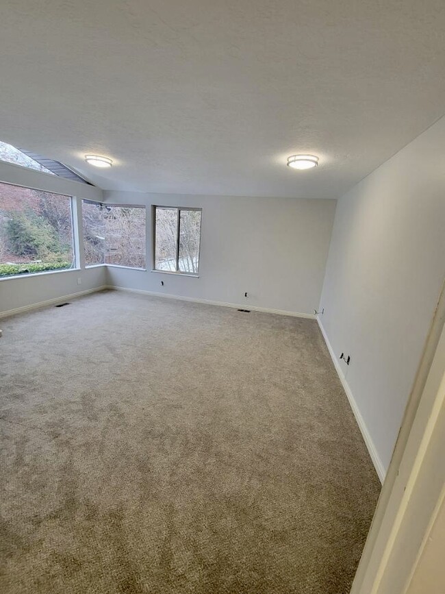 Building Photo - 550 E 2100 N