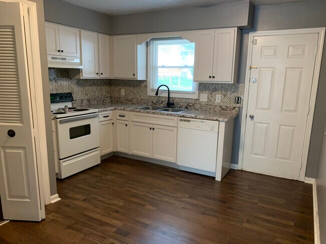 Kitchen - 3718 Creekside Ct