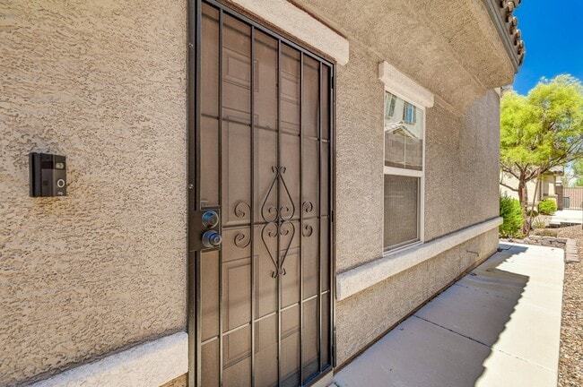 Building Photo - Exquisite Townhome - Life of luxury