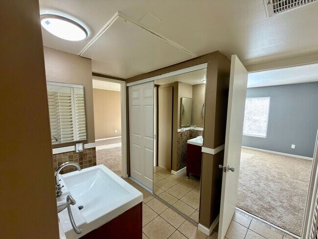 Foto del edificio - Just Got Renovated !!!! Imagine This....One-Bedroom Rental Offering More Space, More Comfort, Mor...