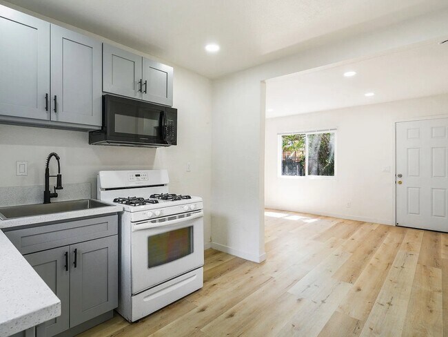 Building Photo - 11812 S Main St