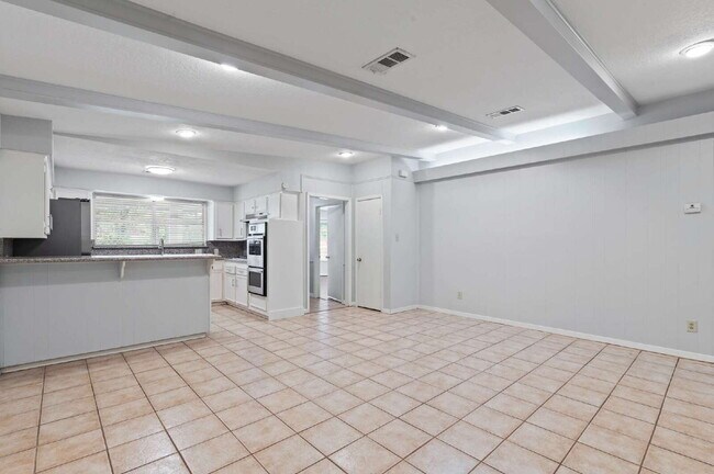 Building Photo - 118 E Thornton Rd