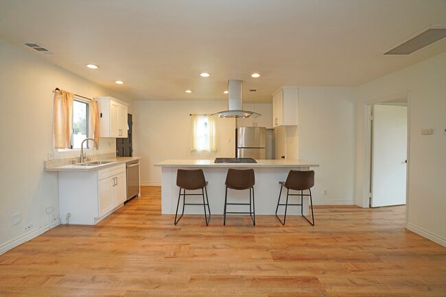 Kitchen Island - 528 N Michigan Ave