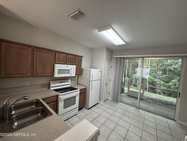 Foto del edificio - 8428 Thornbush Ct