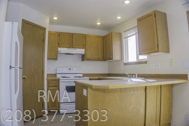 Building Photo - 3 Bedroom Home off Five Mile & Fairview