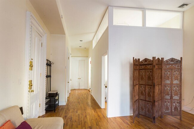 Building Photo - 123 Grand St