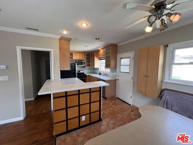 Foto del edificio - 5037 W 126th St