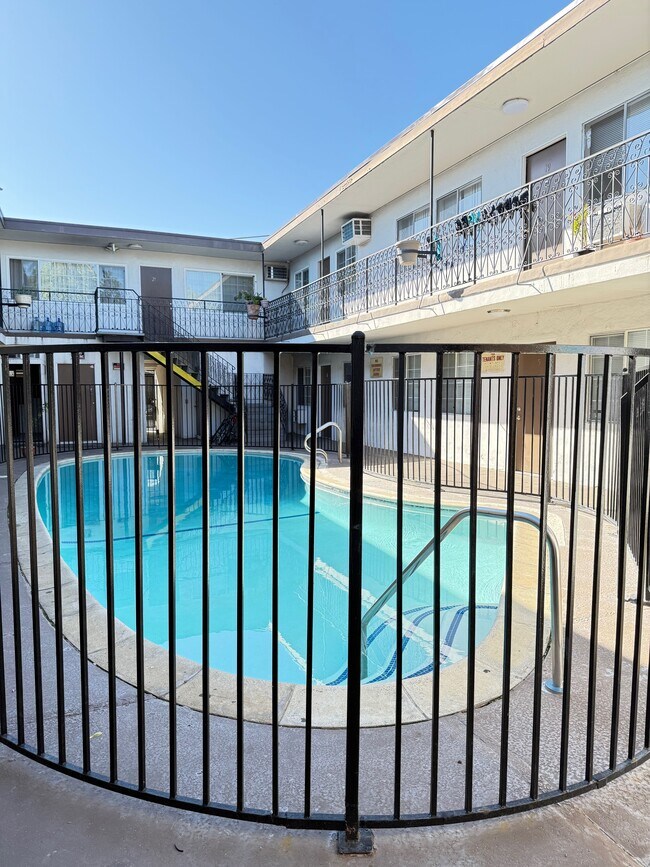 Foto del edificio - 6633 Woodley Ave