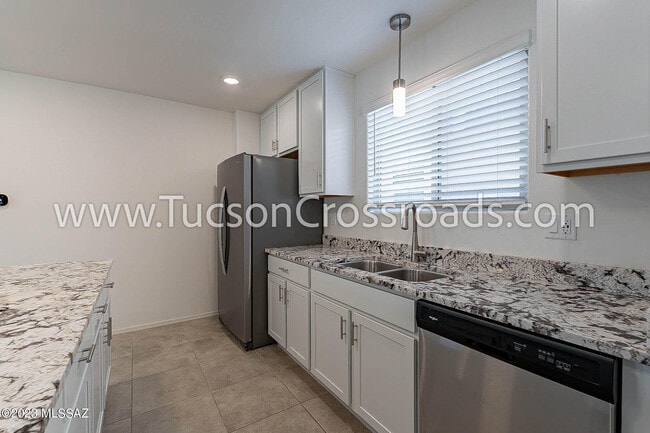 Building Photo - 10611 W Halsey Dr