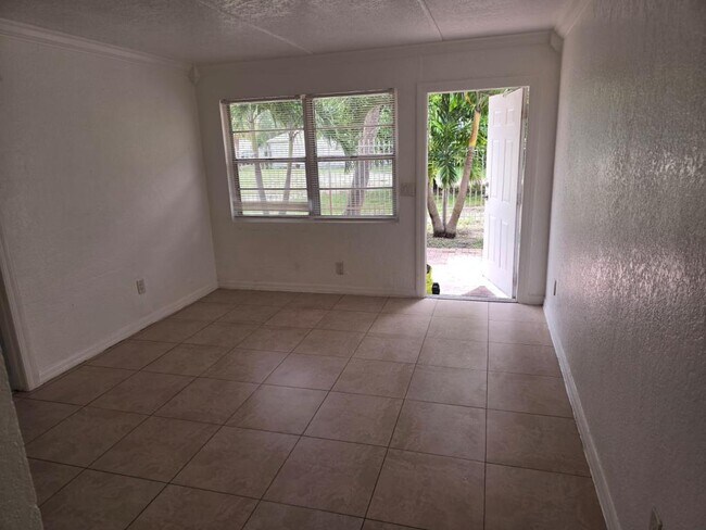 Foto del edificio - 906 2nd St, Apt 3, W Palm BCH