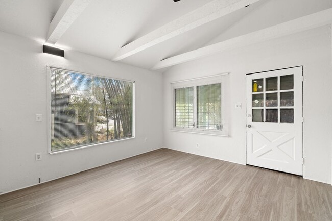 Building Photo - Historic Hyde Park Gem: Fully Renovated 2-...