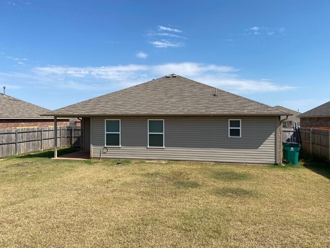 Building Photo - 3 bedroom 2 bath, with large back yard