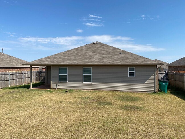 Foto del edificio - 3 bedroom 2 bath, with large back yard