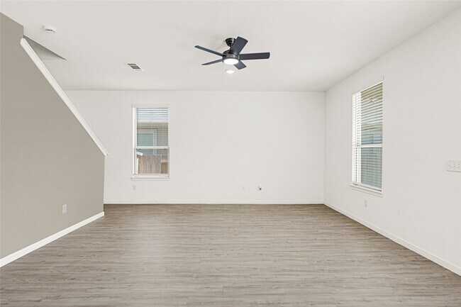 Foto del edificio - 318 Maple Bark Trl