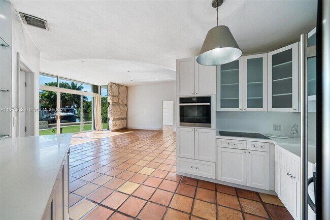Foto del edificio - 2120 S Bayshore Dr