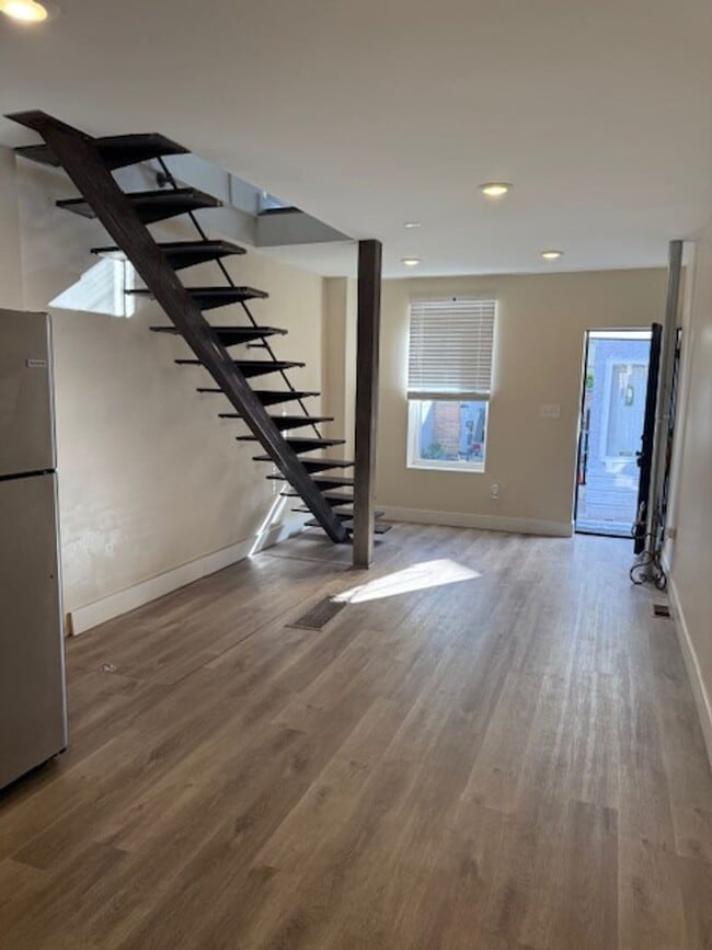 Building Photo - Loft Style 1 Bedroom Home Available Now