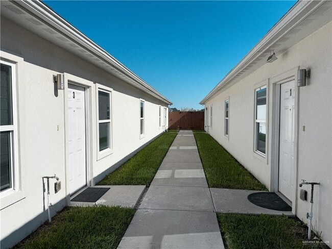 Building Photo - 16 Angelina Dr