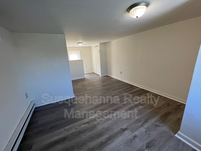 Building Photo - 127 S Cherry St